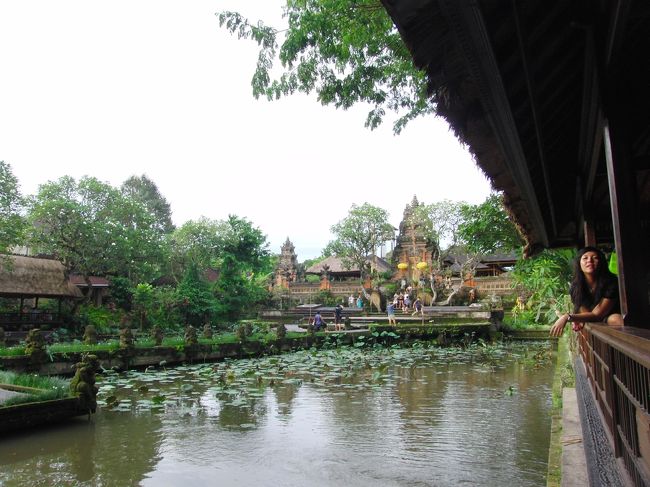 <br />　その他、<br /><br />　ガムランボールを作っている場所、<br /><br />　絵を描いている場所、<br /><br />　銀を作っている場所、<br /><br />　たくさん訪れ、<br /><br /><br />　次は、ウブドの街中にある、<br /><br />　ウブド王宮。<br /><br /><br />　この場所、実は・・・