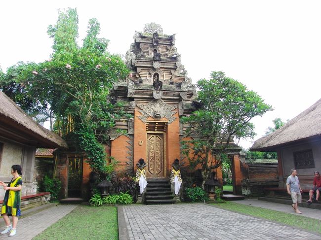 <br />　この広場。<br /><br />　昼間は、こんな感じで、<br /><br />　さっぱりしていますが、<br /><br />　<br />　夜になると・・・