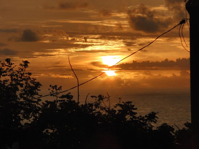 <br />　陽が沈む中、<br /><br />　ケチャックファイアーダンスを見ます。　