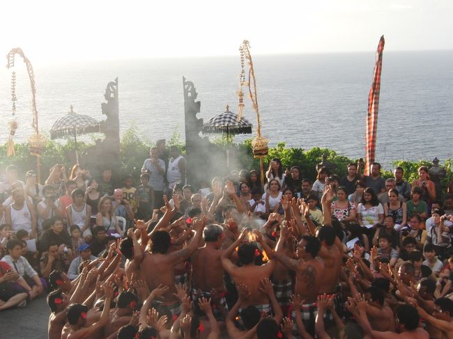 <br />　始まりました。<br /><br />　ケチャックダンスは、<br /><br />　他の踊りと違って、<br /><br />　楽器がありません。<br /><br /><br />　人の掛け声、唄に、<br />　<br />　踊りを合わせます。