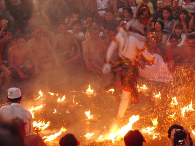 <br />　足で、<br /><br />　火を消して、最後となります。