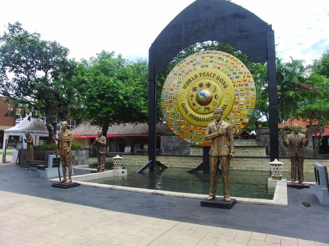 <br />　その他、<br /><br />　イルカウォッチングや、<br /><br />　ジンバランでの食事やら、<br /><br />　<br />　なんやかんや楽しんだのですが、<br /><br />　写真がないため、<br /><br />　　<br />　観光系は、終了します☆<br /><br />　写真は、バリコレクションの入り口。<br /><br />　サーフグッズがたくさんあります。<br /><br />　（「そごう」もあります。）<br /><br /><br />　バリコレクションに一番近いホテルは、<br />　ハイアットです。