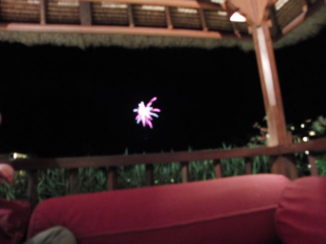 <br />　どこかしこで、<br /><br />　花火があがっています。