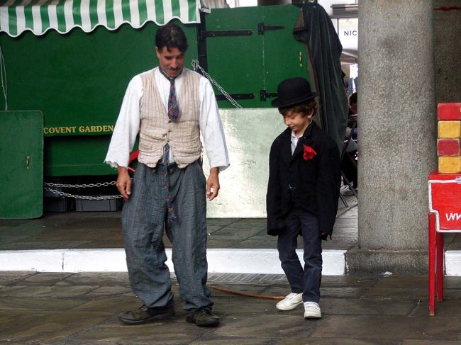 2007年、ロンドン　コベント・ガーデンで、チャップリンジュニアを即興で演ずる見物していた少年