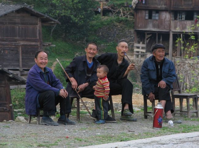 2006年、貴州省 両親は出稼ぎか？　祖父母が子守をしている。