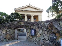 大原氏は昭和５年、この住宅の向かい側に日本で最初の西洋美術館を創立しました。 

蔵の町並みの中にギリシャの神殿風の建物が異彩を放っていますが、違和感なく受け入れられるのは倉敷という町だからでしょう。 

美術館ひとつ見学するために半日はかかりそうで、こちらも外観だけ見て終わりです。 