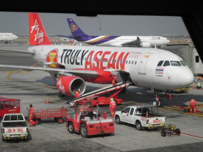 到着後約３０分で、清掃や荷物の搬入を済ませ離陸しました。このスピードが安さの秘訣！！