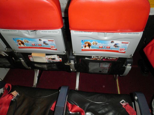 やや席は狭いかな？でも、ほとんど関係なし。食事は、軽食やスナック菓子を有料販売していました。