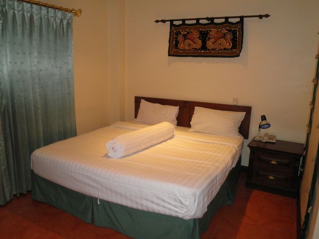 リムジンバス（８０Ｂ）で市内へ。ホテルの名前を告げると、ホテルまで行ってくれました。室内です。