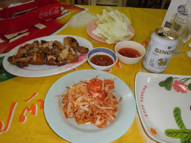 カイヤーンとソンタム、カーオニャオがセットで８０Ｂ、あとシンハビールを合わせ、１３５Ｂでした。カイヤーンはおいしかったです。