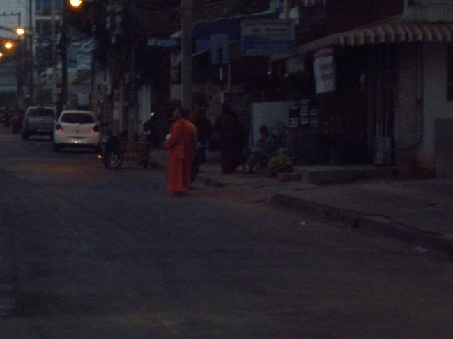 翌日の朝、托鉢の僧侶。