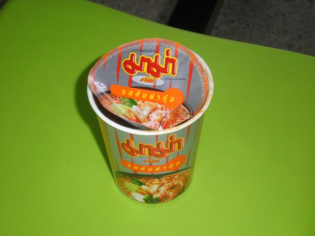 朝食です。トムヤンクンラーメン？を買いました。