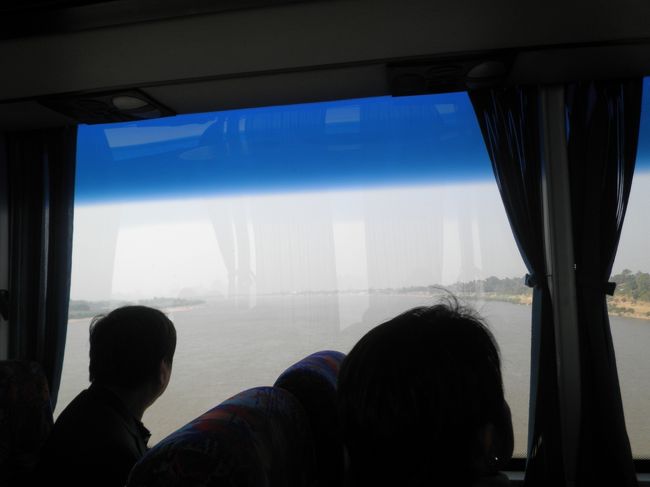外に写るのは、あのメコン川です。友好の橋を通っています。