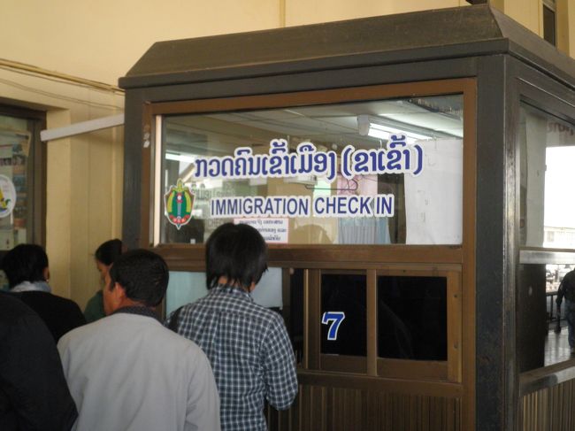 ラオス入国です。