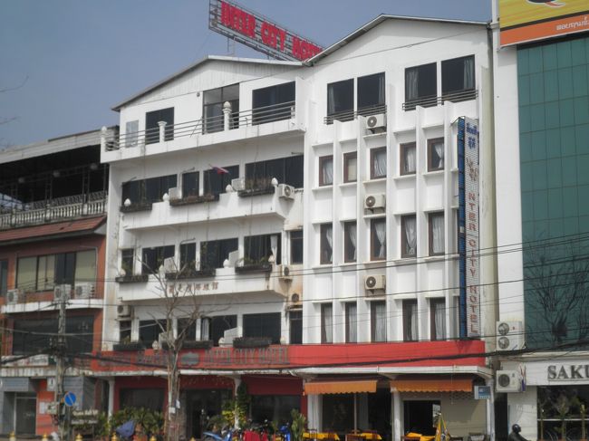 おおよそ、２時間半で、ビエンチャンのバスターミナルに到着。バイクの兄ちゃんと交渉し。６０Ｂでホテルへ。ホテルはネットで予約しました。１泊２５００円ぐらいです。