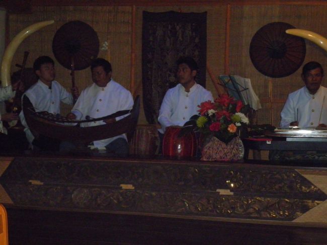 今度は、夕食です。ライス料理を食べに「クア・ラーオ」というレストランへ。有名なところでいっぱいでした。店内では、ショーも！