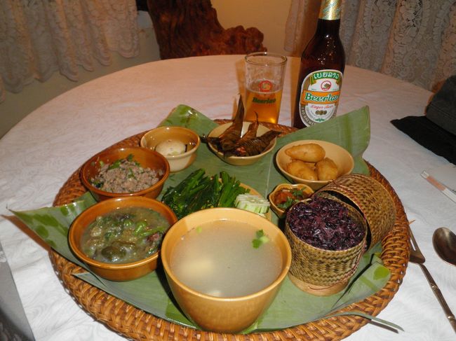 セットメニューを注文。ラープ、オ・ラーム、ポック・パー・ホ、赤米などラオス料理です。おいしく頂きました。完食。当然ビア・ラーオも！！