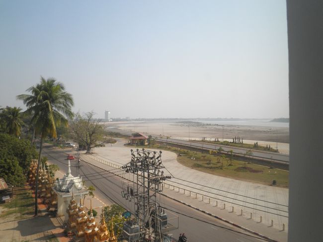 ホテルの部屋から撮った風景です。奥は、メコン川。勇壮です。天の恵みですね。