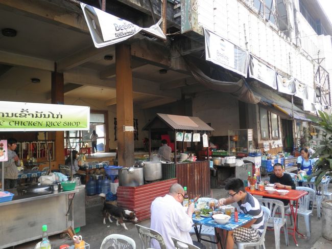 ２日目、ホテルで朝食を済ませ、市内見物です。屋台です。