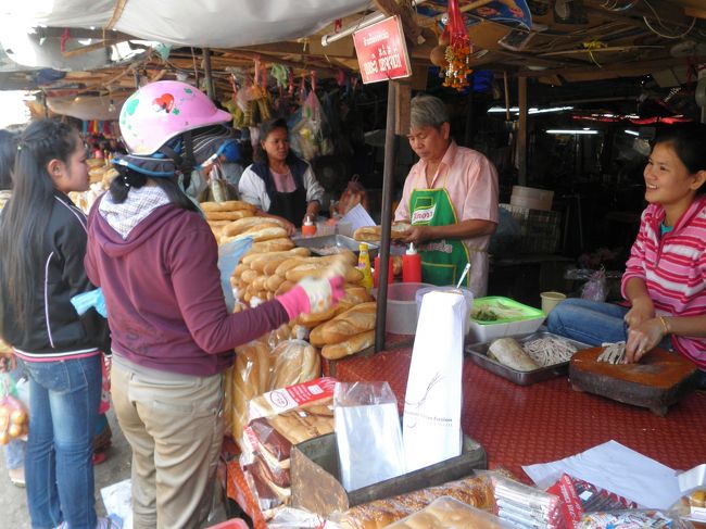昼食です。フランスパンが食べたくて！