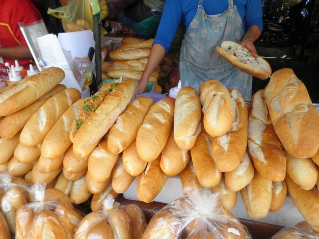 ハムや野菜を詰め込んだものが、１本５０００キープ(約５０円)です。