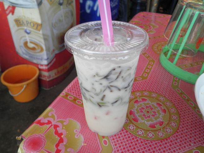 続けて、ナン・ワームという、ココナッツミルクにゼリーを入れたものを注文しました。甘くておいしい。