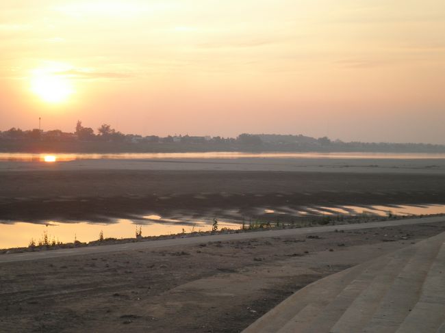 メコン川に沈む夕日を見ながら…。感激です。