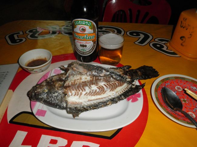 これも、食べたかったラオス料理の１つ。メコン川で取れた魚です。ピン・パーといいます。身はやわらかく塩味がきいておいしい。