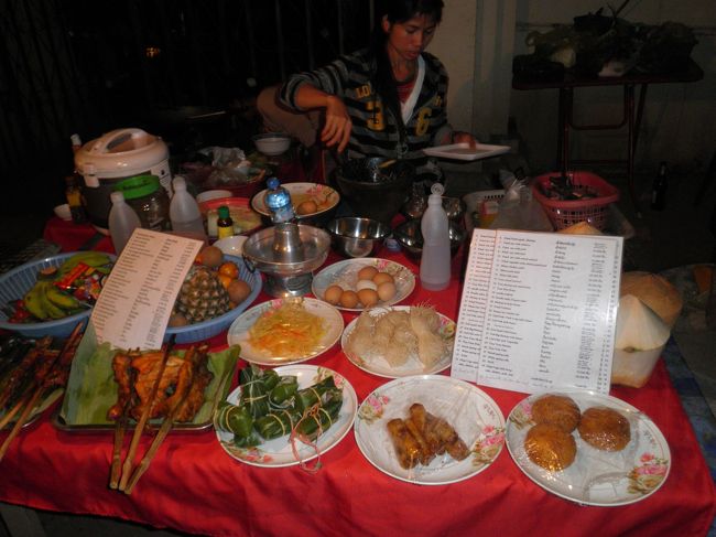 屋台です。こんな感じ。ここで、夕食にします。食べてばっかり？