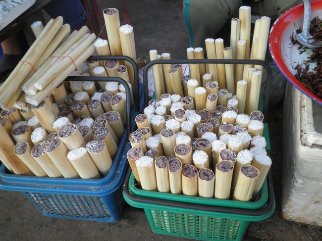 ３日目、残念ながら帰宅の日になってしまいました。ラオスでの最後の食事です。小腹がすいたので。カオ・ラームを１本食べました。竹筒に甘く味付けした蒸しご飯が入っています。これもおいしい。