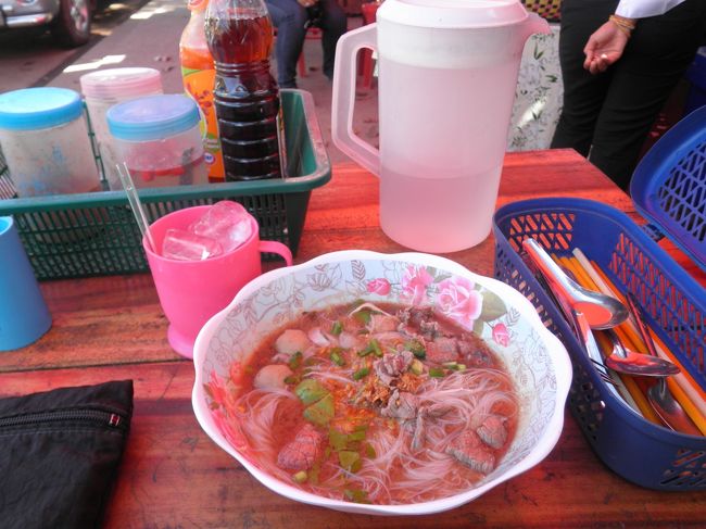 早速、得意の屋台へ。センミーナームを注文。確か４０Ｂ