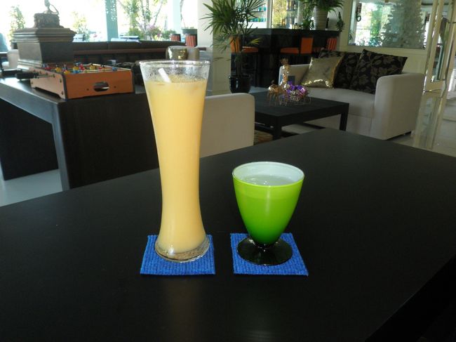 ホテルのバーです。貧乏旅行の私にとっては、ここはいいホテルだったので、かなりの時間このバーで過ごしました。パイナップルジュースです。