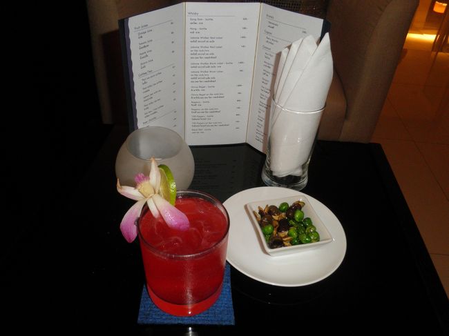 夜は、大好きな「シンガポールスリング」を注文。メニューにはなかったのですが、作ってくれました。