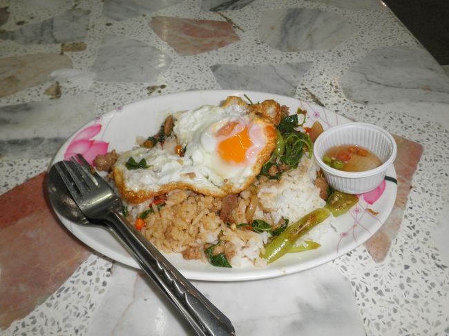 夕食です。タイの屋台料理は世界一ですね。