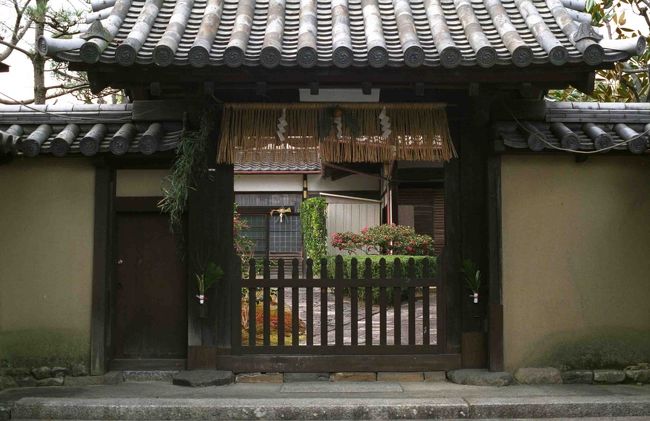 薬師寺の塔頭でしょうか。お正月飾りが美しい！！！<br />日本の美です。<br /><br />しかし私ときたら、風景の写真ばっかりでちっとも人を写してませんね〜。<br />でも、みんなで楽しく歩いていたんですよ。いろいろお話しながら。