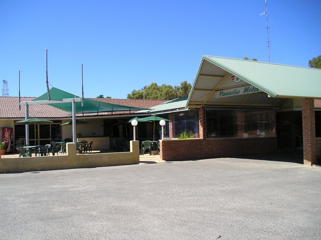 ２日目<br /><br />ここの朝は早い！！<br />「うあーっ」青空の広さにオーストラリアに来たことを実感。<br />さぁ暑くなってきたぞ〜。<br />朝食は私たちだけ。プラムがとても美味しかった。<br /><br />写真は、宿泊先の　CERVANTES PINNACLES MOTELです。<br />