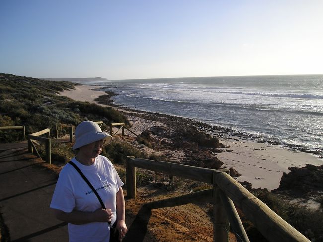 カルバリー到着！！<br />今日は夕方にチェックイン出来た。<br />このモーテルのオーナーさん？が俳優さんの<br />ような素敵な紳士でビックリ（笑）！！<br /><br />それにしてもインド洋の風は強い。<br />そんな中釣りをしている人も結構いた。<br /><br /><br />今日のお宿：The New Palm Resort(Best Western)<br />