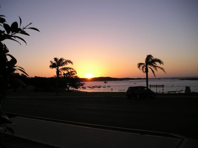 夕日がキレイ！<br /><br />モーテルに戻り、ゆっくりと星を眺めたりしていると<br />先ほどのオーナーが話しかけてきた！！もう少し英語が<br />分かればなぁ...少し話して部屋へ退散した（笑）。