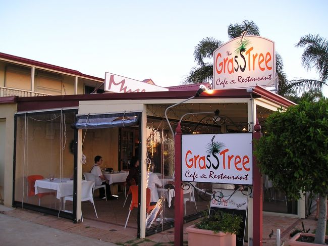 夕食をどこで食べるか迷ったが、わいわいと<br />楽しそうなこのお店に決めた。<br />せっかくおススメを教えてくれたが、<br />英語が全然分からず、無難にパスタ・肉を食べた（笑）。<br />味もいいし、飾りもすてき。おかげでお腹はパンパン。<br />だんだん店が混んできた！