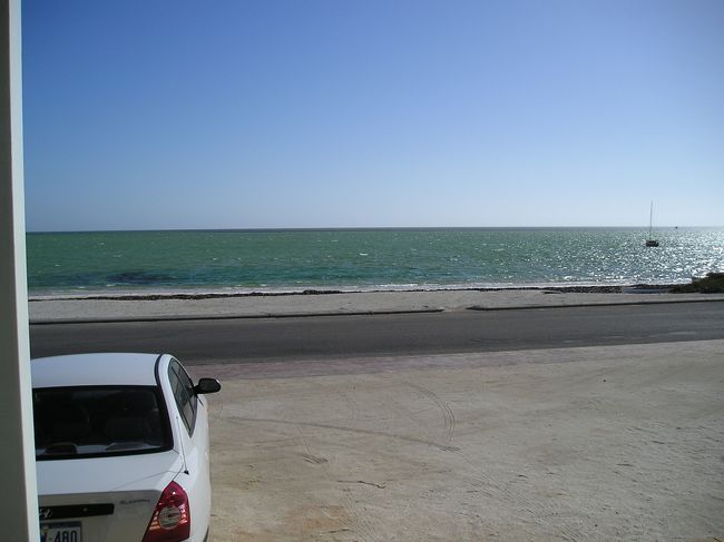 エメラルドグリーンの海が素敵です。