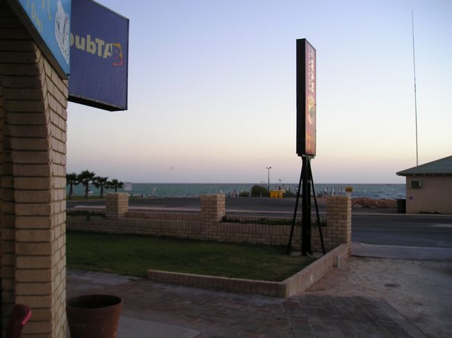 夕暮れ時。シーフードレストランでディナー。<br />調味料にわさびや醤油が置いてあった。<br />今は日本人はいないようだけど時期によってはいるのかな？