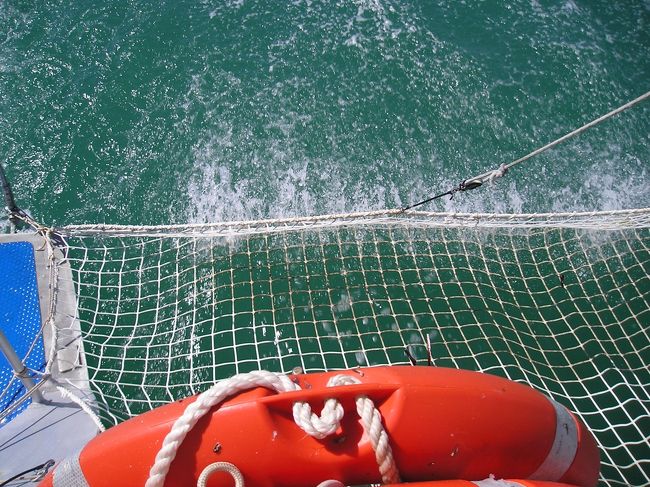 そしてお兄ちゃん二人といざクルージングへ。<br />なんでもこの網に乗っかって海を楽しめるらしく<br />早速体験してみた。<br /><br />ひよ〜なれると気持ちいい！！<br />青空と海となななんて贅沢な。<br />母は大丈夫か〜なんて言ってる。