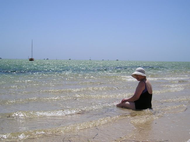 母にも無理矢理水着を着せて<br />ビーチへ。しばし日光浴。