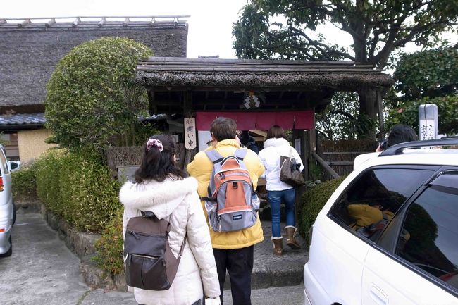 昼食場所に到着しました。<br />「草の戸（くさのえ）」さんです。<br />こちらのお店、ガイドブックなどにはよく載っていて、以前から一度行ってみたいと思っていました。この機会に念願かないました。王子様、お店チョイスありがとうございます！