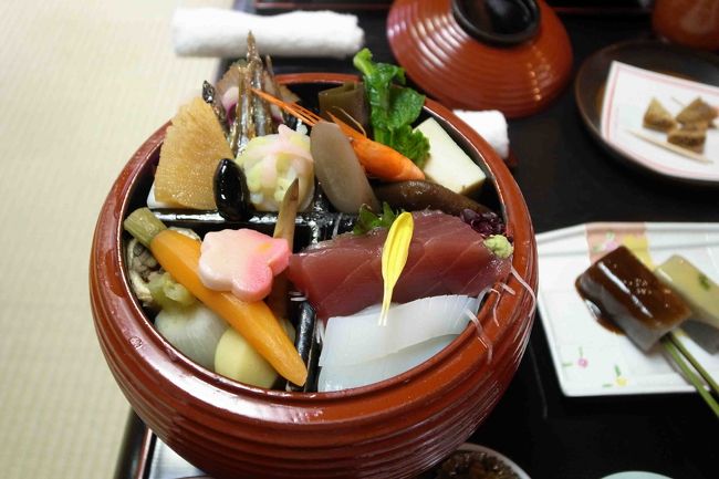 いただいたのは、風流弁当けんずい。<br />お椀に入ったお総菜色々と、古代米のごはんと、こんにゃく田楽とお味噌汁。<br />素朴でおいしい料理をいただいていましたが・・・・・<br /><br />わーーん（涙）、ここで私はタイムアップ！<br />今日に限って帰りの飛行機の時間が早いのです。しかも今日は空港までの道も渋滞してるかもしれないし…ってことで、後ろ髪を引かれながら退場…。<br />もっと皆さんとお話ししたかったのに〜。<br />