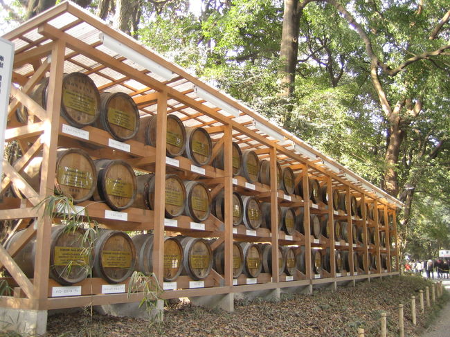 こちらは奉献「葡萄酒樽」<br /><br />神社とワイン...ん？　不思議な組み合わせですが、明治天皇がワインを好まれたからだそうです。