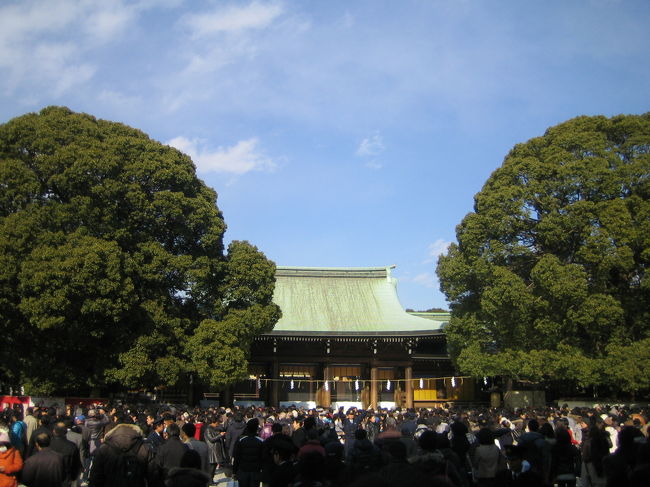 「本殿」<br /><br />たくさんの人々がお参りをされてます。