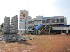 08：07　魚津水族館。早く着き過ぎたので、まだどこも開いていません･･･。
