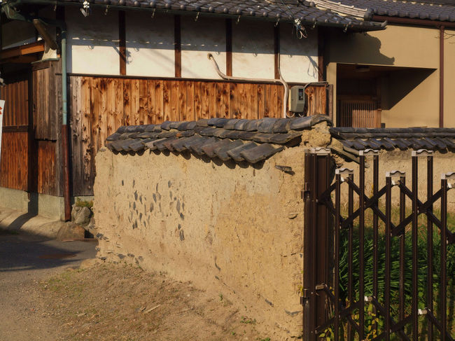 崩れかけた　土塀