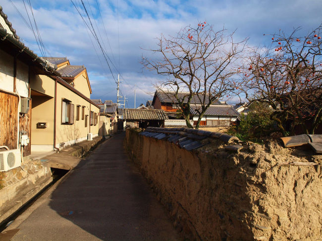 崩れた土塀に人の匂いと歴史を感じる